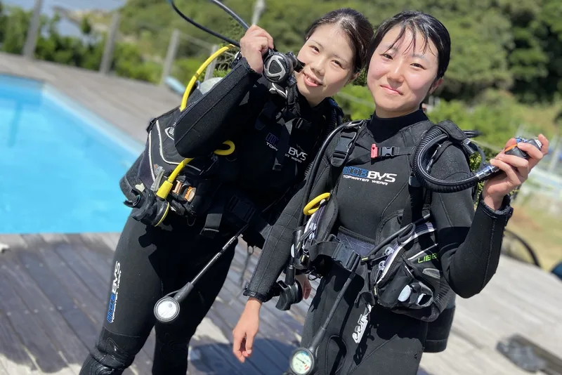 器材を手に笑顔を見せる初心者のお客様
