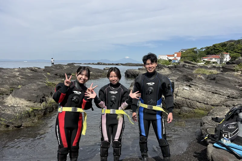 三浦の磯でピースするお客様3人