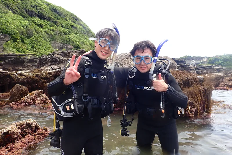 三浦の浅瀬で並んで笑うお客様2人