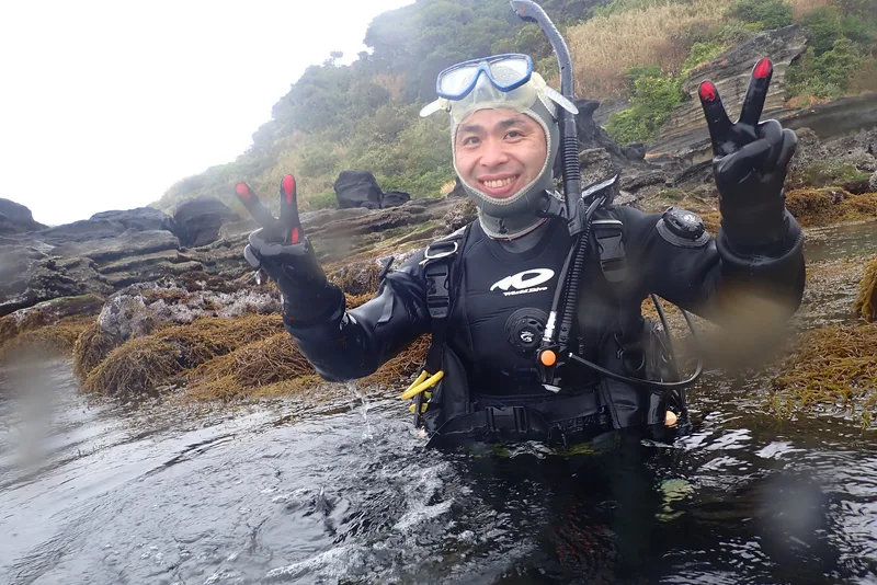 三浦の浅瀬で笑顔でピースするお客様
