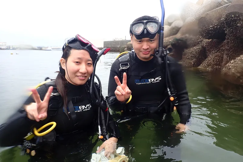 三浦の浅瀬で笑顔でピースするお客様2人