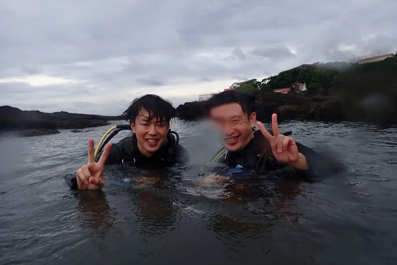 三浦の海面で笑顔を見せるお客様2人