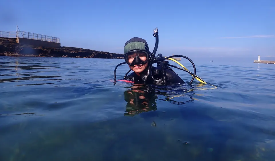 城ヶ島・梶の浜ビーチの穏やかな水面で、エントリーを待つダイバー