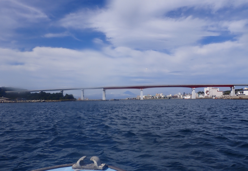 三浦ボートダイビングの様子 - 漁船から海の上での準備風景